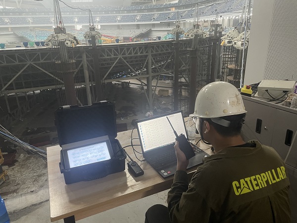 16時,專用電路劉菁昊在廈門項目現場暴雨等惡劣條件下,經歷三天近60小時將水平看臺試驗段下放成功。.jpg 16時,專用電路劉菁昊在廈門項目現場暴雨等惡劣條件下,經歷三天近60小時將水平看臺試驗段下放成功。.jpg