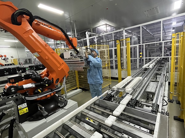 凌晨1點,專用電路事業部程凱在方型電芯注液車間對注液下料機器人手爪進行維護.jpg 凌晨1點,專用電路事業部程凱在方型電芯注液車間對注液下料機器人手爪進行維護.jpg