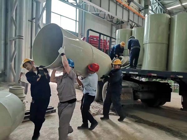 8時,冶金事業部王思遠帶隊的唐山脫脂線機組協助甲方和廠家卸貨。.jpg 8時,冶金事業部王思遠帶隊的唐山脫脂線機組協助甲方和廠家卸貨。.jpg