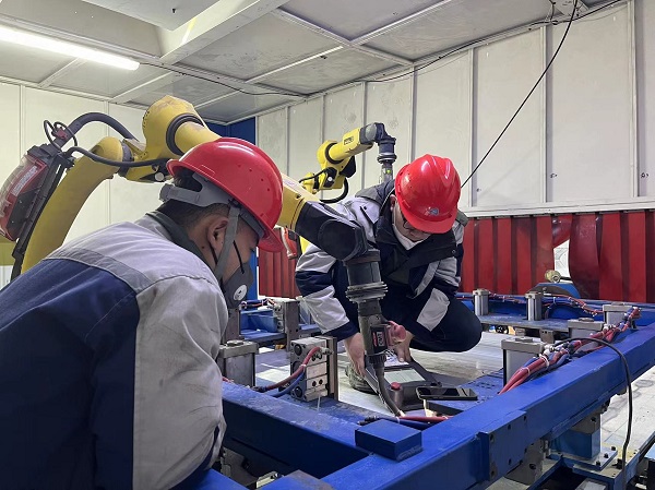 14點,江蘇長江智能制造研究院有限責任公司秦拓、王豪在無錫現場進行新能源電池托盤焊接項目的設備安裝及調試工作.jpg 14點,江蘇長江智能制造研究院有限責任公司秦拓、王豪在無錫現場進行新能源電池托盤焊接項目的設備安裝及調試工作.jpg