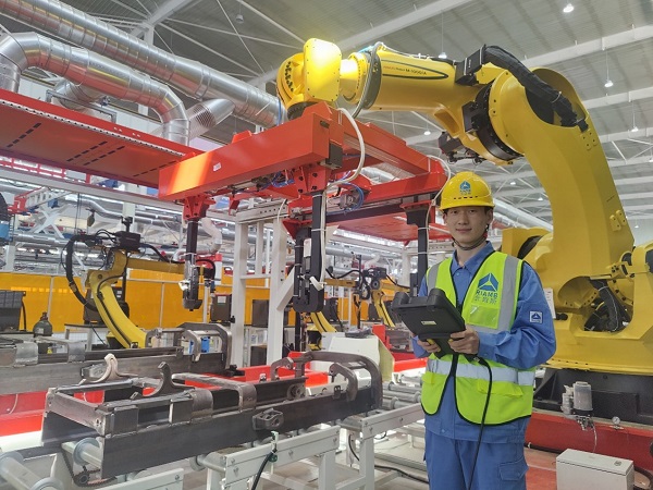 11時,機器人事業部張鴻杰在徐州外門架焊接生產線項目現場進行門架焊接工藝調試.jpg 11時,機器人事業部張鴻杰在徐州外門架焊接生產線項目現場進行門架焊接工藝調試.jpg