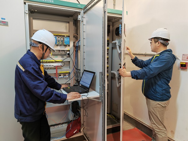 9時,自控事業部陳金源、薛翔宇在三峽泄洪壩段深孔605#泵房進行設備調試,對自主可控PLC進行信號對點及邏輯功能測試。.jpg 9時,自控事業部陳金源、薛翔宇在三峽泄洪壩段深孔605#泵房進行設備調試,對自主可控PLC進行信號對點及邏輯功能測試。.jpg