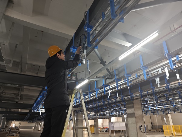 6. 浙江杭州，北自科技陳凱在化纖懸掛線項目上檢查電氣線路.jpg