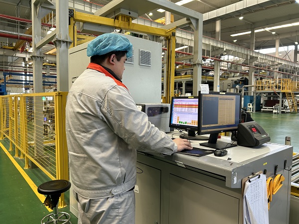 7. 江蘇常州，長江院常州科技韓金城在無紡布車間操作自動包裝機器人.jpg