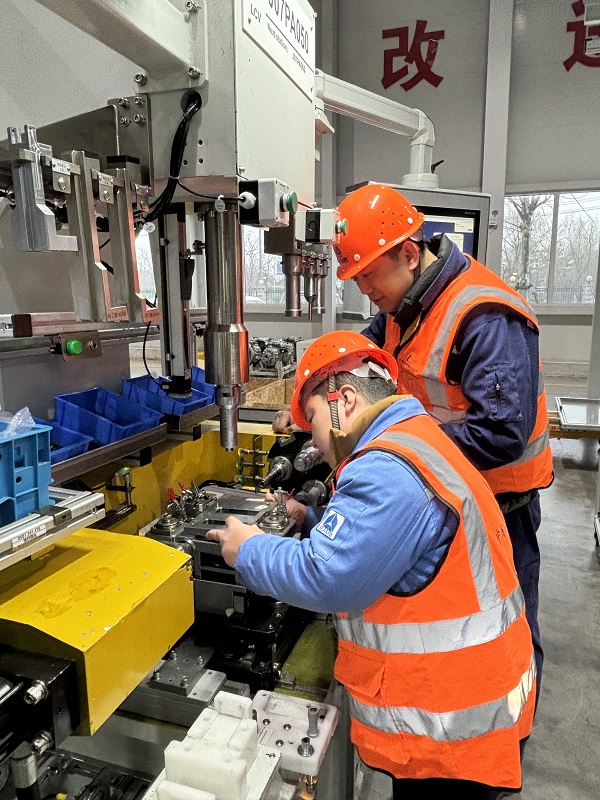 2. 浙江嘉興，智能裝配事業(yè)部陶東凱、韓冰華在AMT變速箱柔性生產(chǎn)線項目現(xiàn)場調(diào)試.jpg