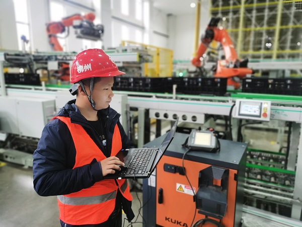 3. 廣西柳州，專用電路事業(yè)部金富強正在電芯成品緩存輸送系統(tǒng)項目中進行設備調(diào)試.jpg