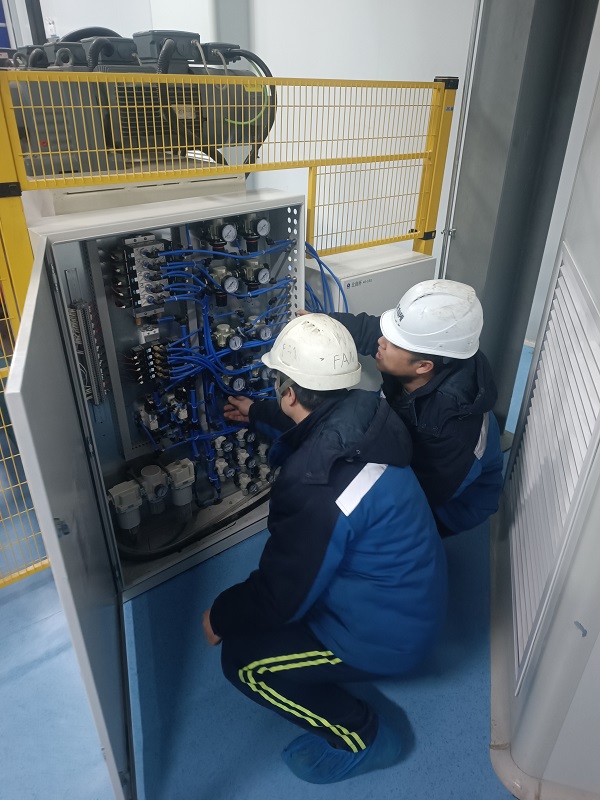 1. 天津，自控事業(yè)部竇增濤、趙強磊正在BOPA成套裝置及服務采購項目上進行調(diào)試.jpg