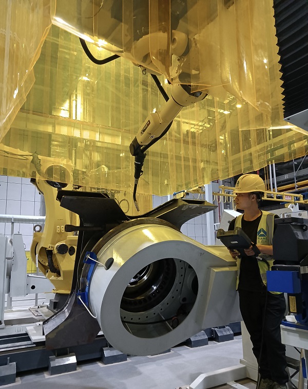 5. 山西太原，機器人事業(yè)部趙海如在挖焊接生產(chǎn)線上進行焊接工藝調(diào)試.jpg